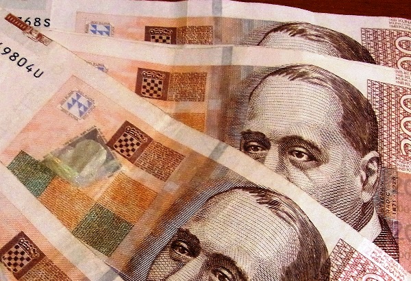 Ako bolesni vozite automobil platit ćete 2000 kuna kazne, za vožnju s blatnim gumama 1000 kuna, …