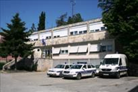 Oštetio prozor na Policijskoj postaji u Bujama te vrijeđao, omalovažavao i ozlijedio policajca