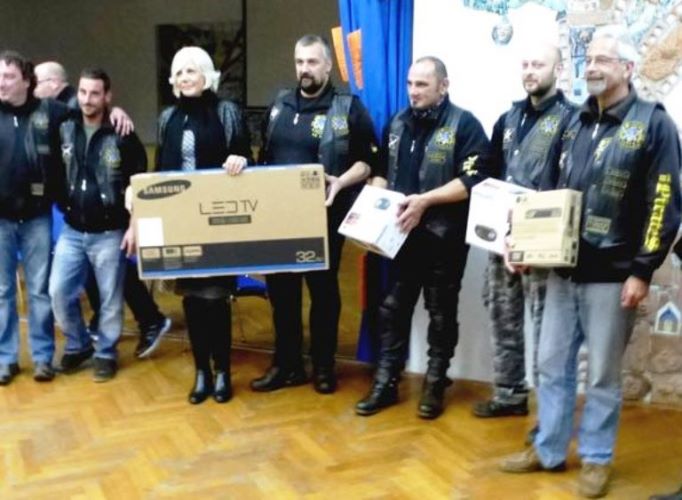 MOTO KLUB PIRATES URUČIO DONACIJU NOVIGRADSKOJ OSNOVNOJ ŠKOLI RIVARELA I DJEČJEM VRTIĆU U OPRTLJU